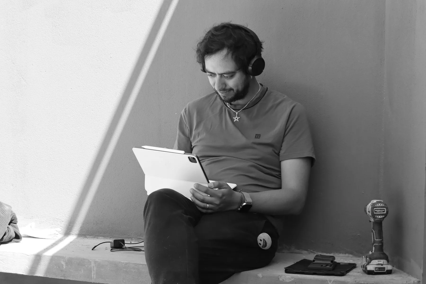 Carlos Moscoso dibujando en obra