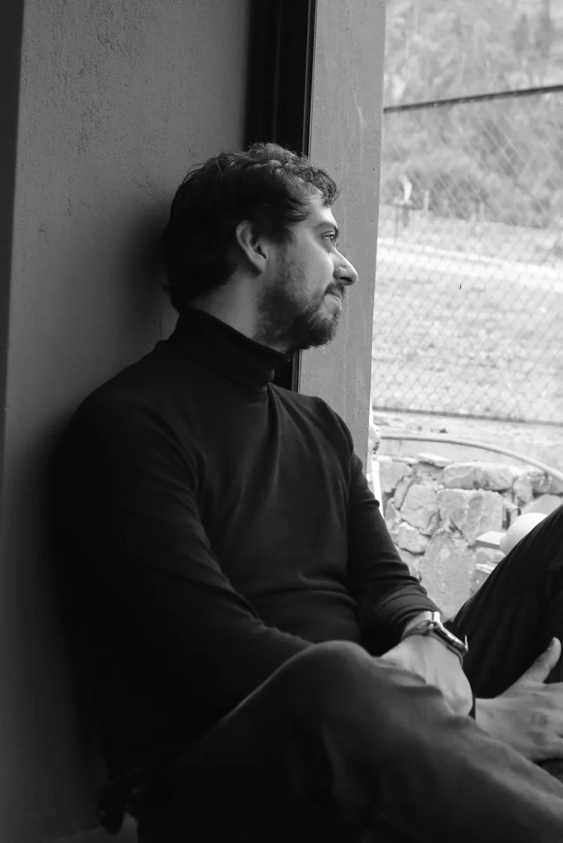 Carlos Moscoso sentado junto a un vano en obra