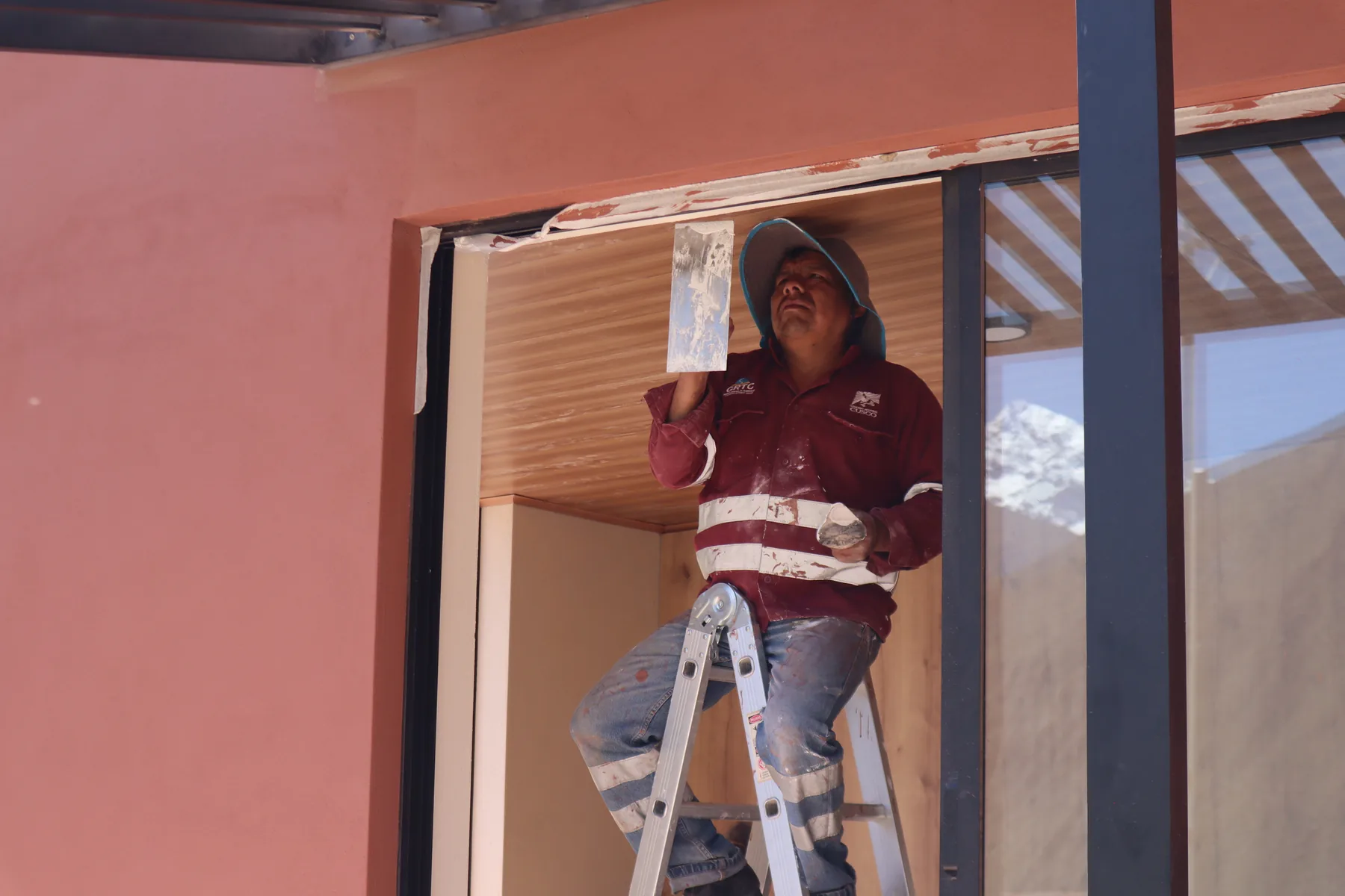 Instalación de carpintería de madera en un vano